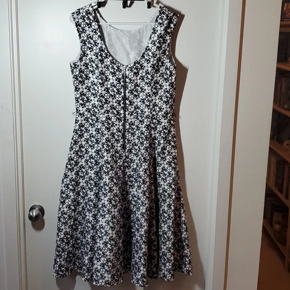 Tea-Length Dress with Black Cabbage Rose Print Size 12 - Picture 5 of 9